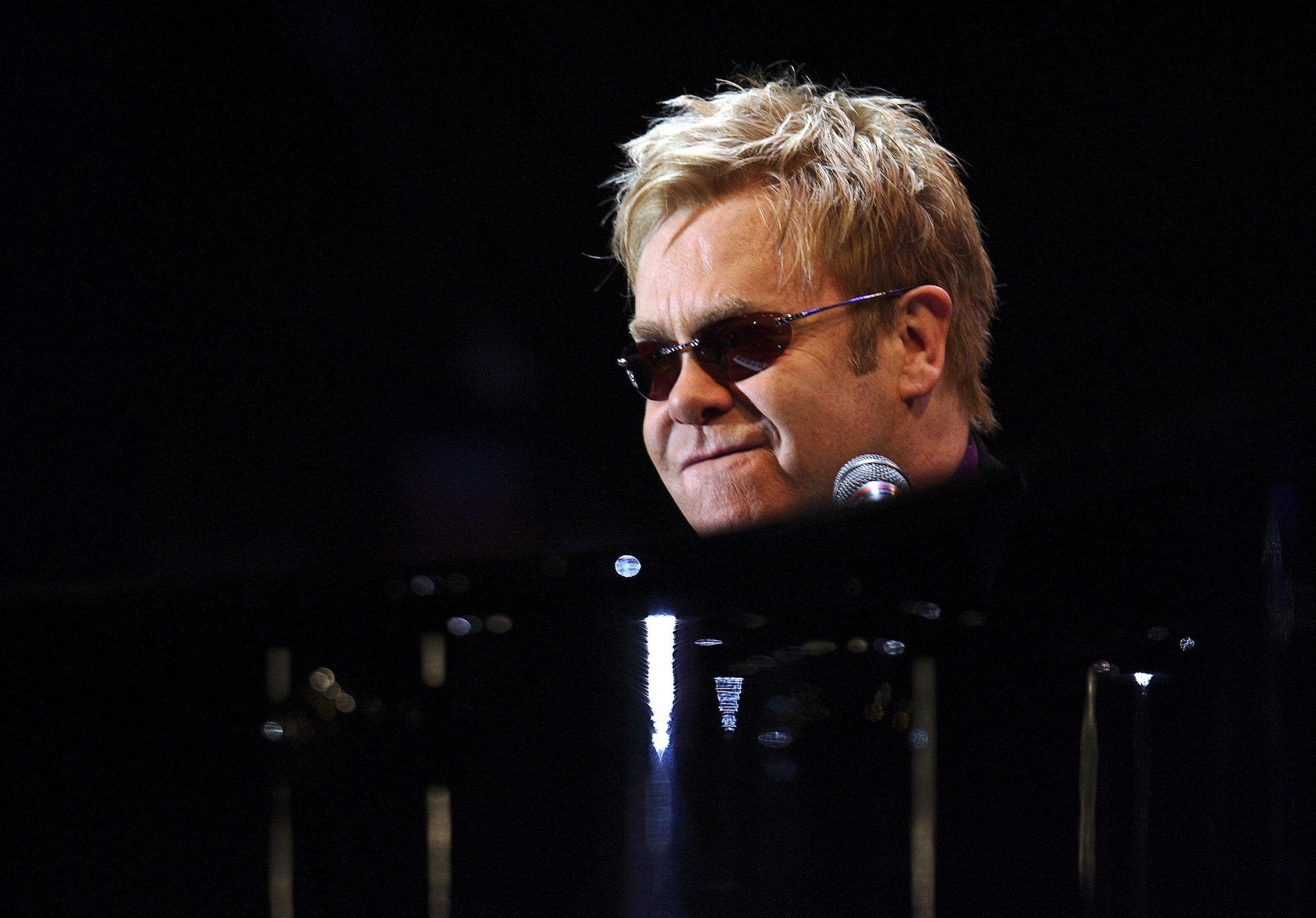 Elton John Oporavlja Se Od Potencijalno Smrtonosne Bakterijske