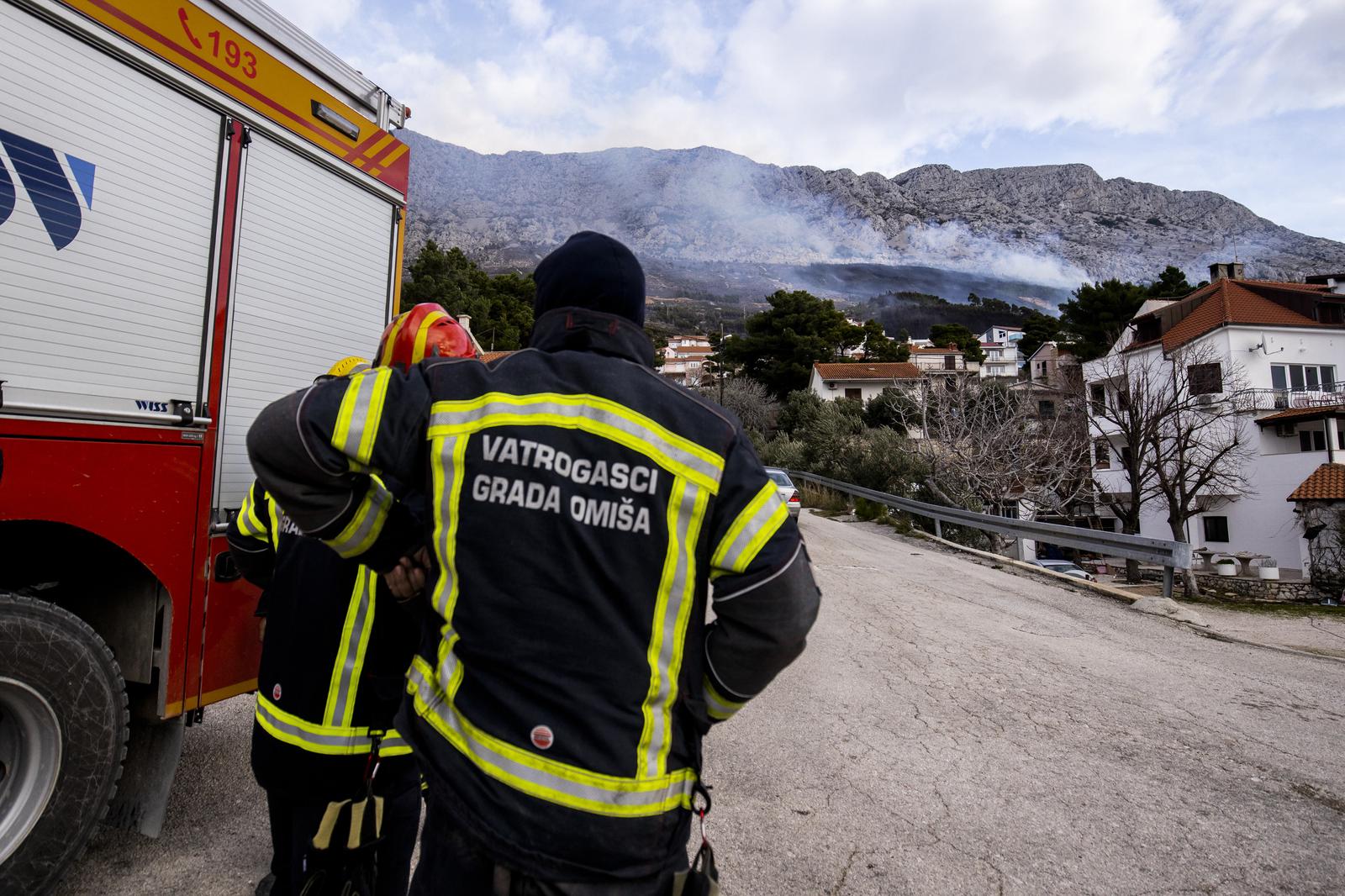 Ponovno se rasplamsava požar u Lokvi Rogoznici na terenu oko 100