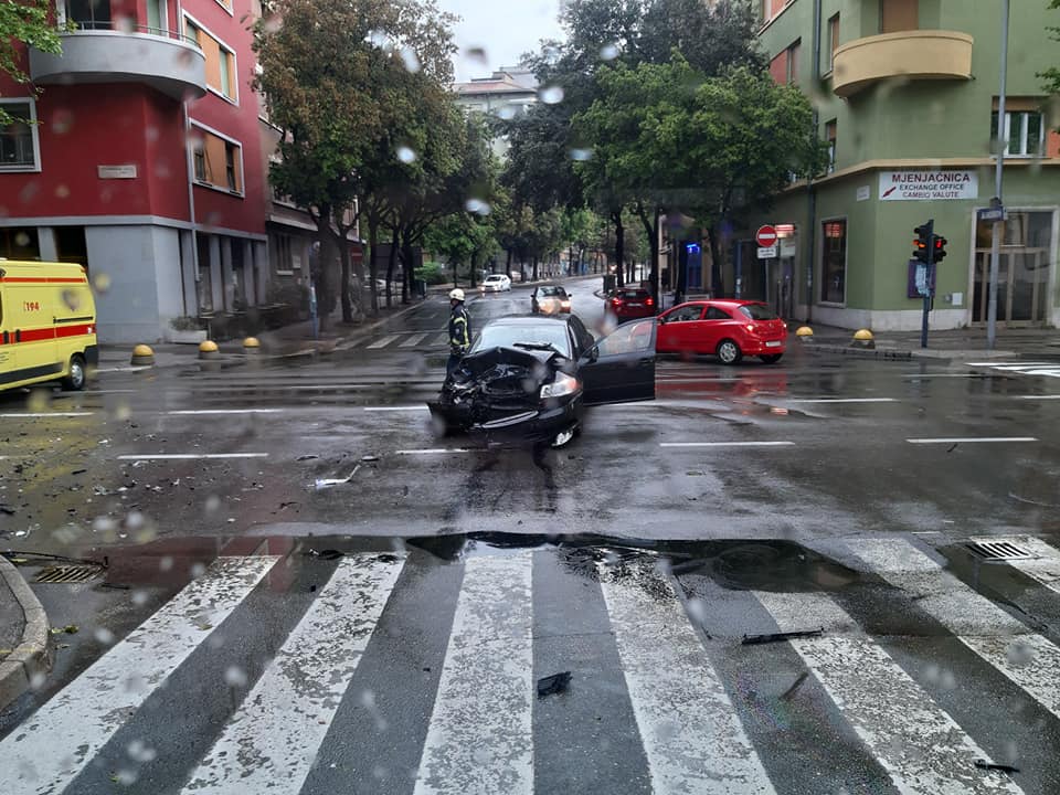 PROMETNA NESREĆA KOD ŽELJEZNIČKOG KOLODVORA Sudarila Se Dva Automobila ...