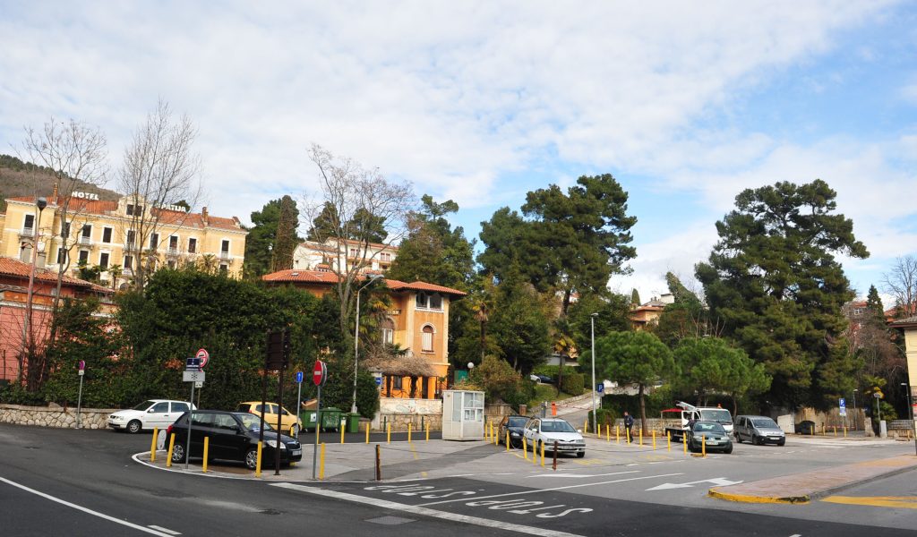 Hoće li na današnjem parkiralištu turističkih autobusa izrasti velika građevina? / snimio M. ANIČIĆ