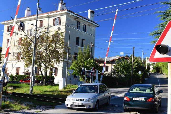 Pružni prijelaz u Matuljima je vrlo prometan, ali ne i siguran - pojačan oprez u vožnji je itekako potreban / Snimio Marin ANIČIĆ