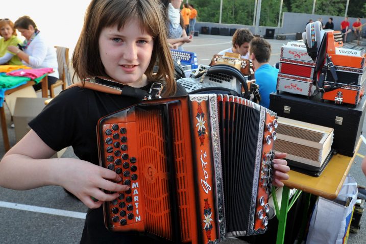 Mlada harmonikašica u Pasjaku / Snimio Damir ŠKOMRLJ