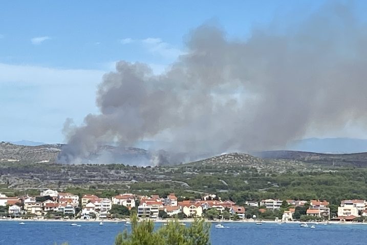 Požar iznad Srime kraj Vodica / Snimio Sergej DRECHSLER