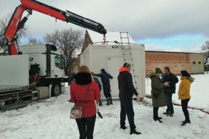 Nakon što je postavljen, stambeni je kontejner odmah priključen na električne i vodovodne instalacije