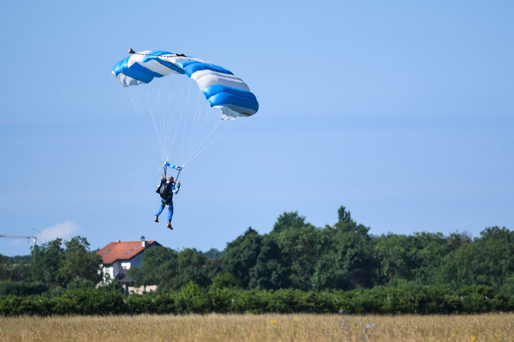 Padobranac Emir Ekić / Foto Zoe Sarlija/PIXSELL