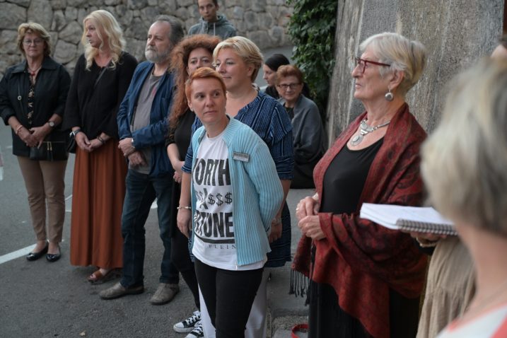 Aleksandra Alja Čenić u društvu sudionika kolonije na otvorenju 12. Mošćeničkog pinela / Foto Marina Kirigin