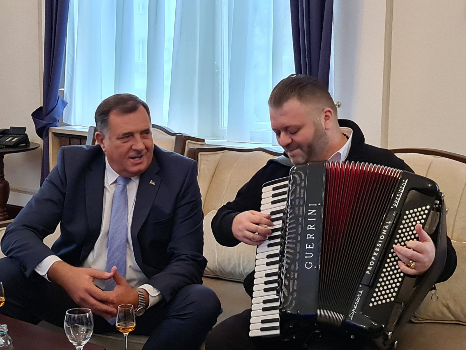 Milorad Dodik s harmonikašem i čašom rakije u predsjedništvu BiH / Foto Screenshot Twitter