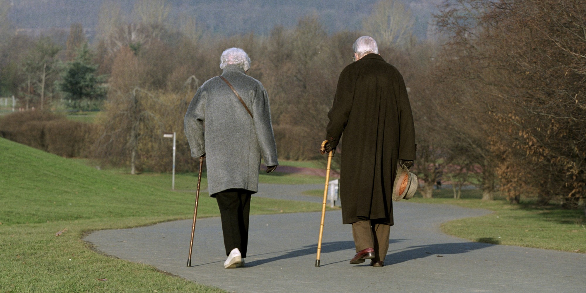 Бабушка на небесах. Старики на прогулке. Cane for old. Бабуля гуляет в футболке спиной. The old Walking Song kvenia.