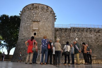 Svi zainteresirani građani mogu se pridružiti besplatnom organiziranom razgledu krčkoga starog grada / Foto M. TRINAJSTIĆ