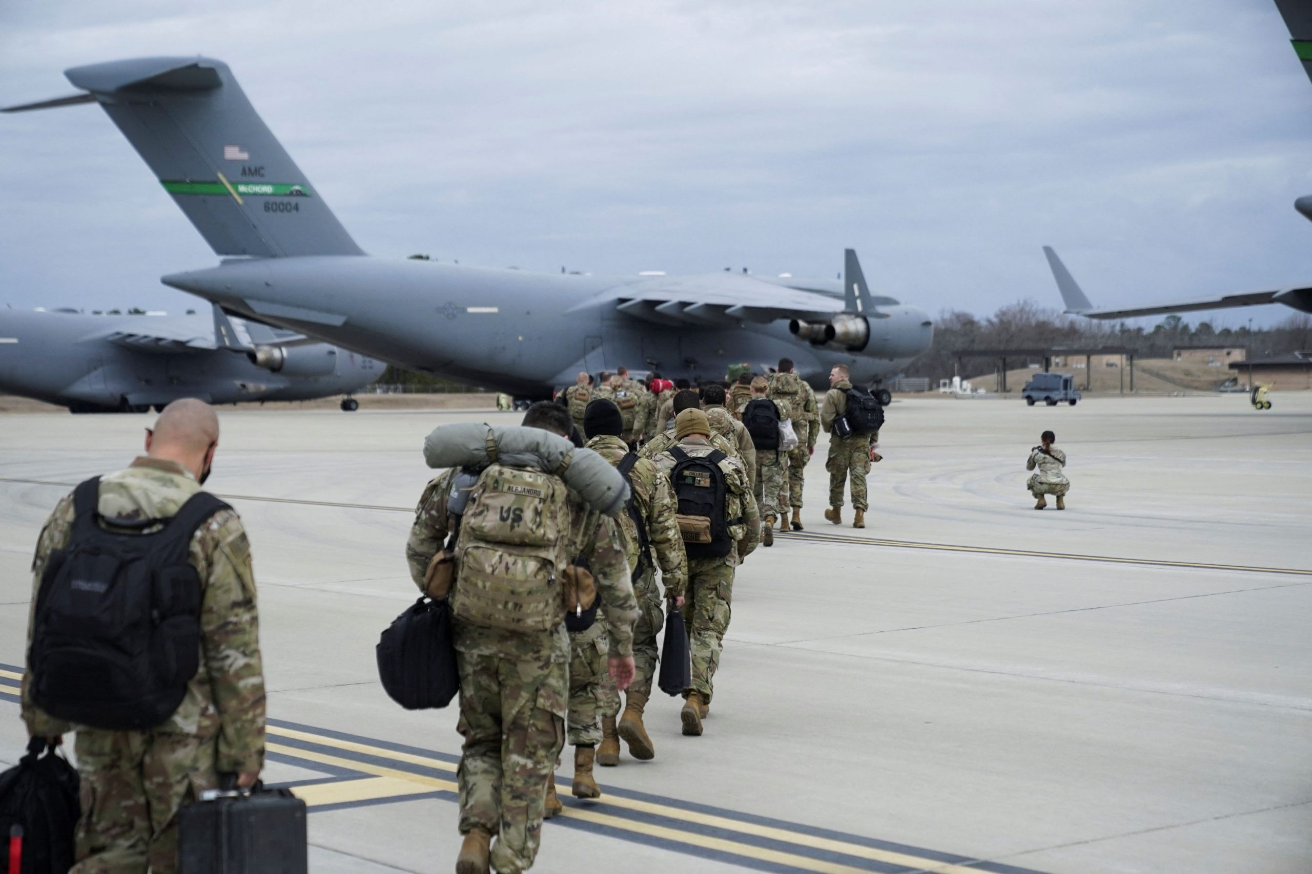 Польша пентагон. Американские войска в Польше. Военные США В Украине. Российские военные в Сирии. Российские и американские военные.