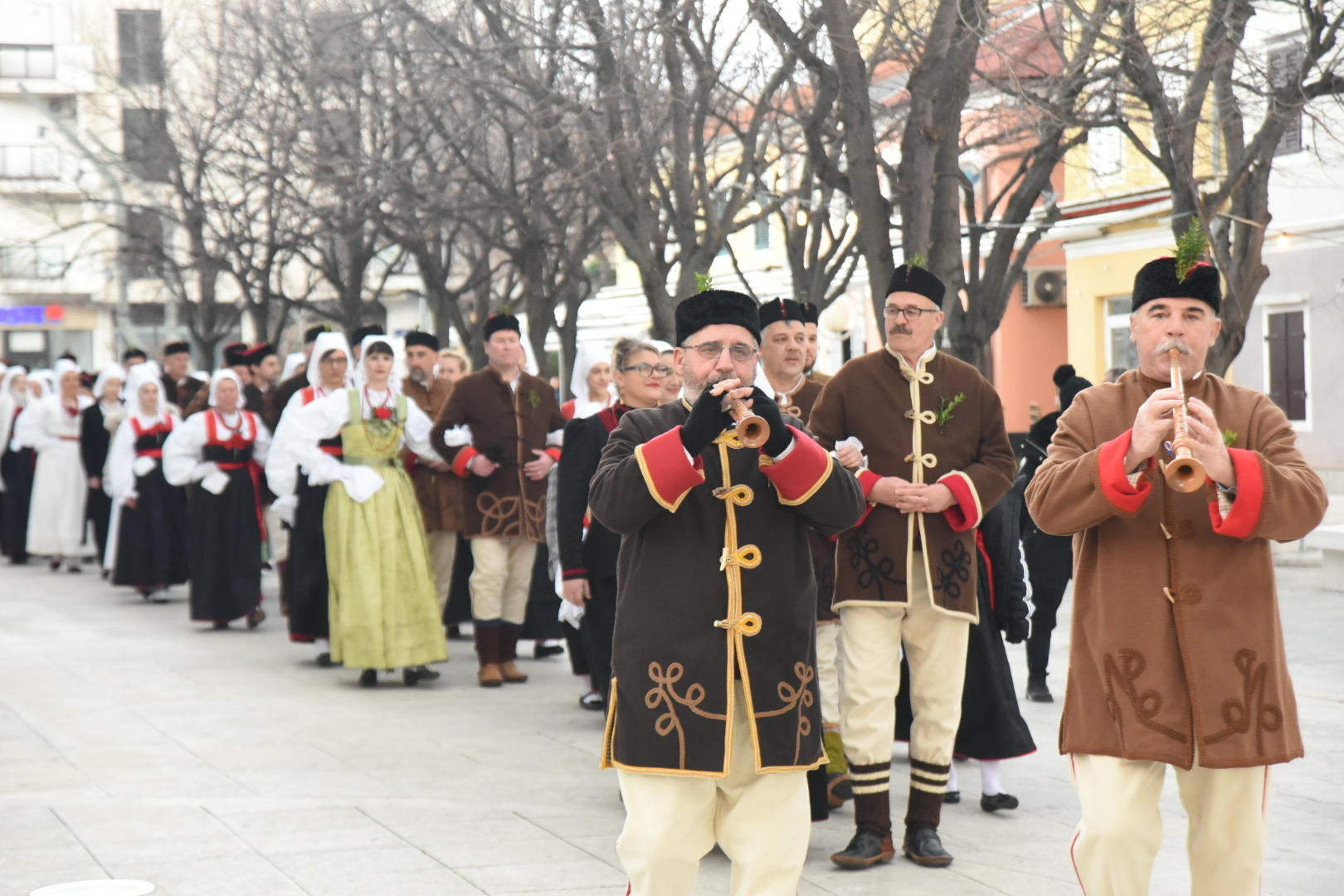 Novim Se Orila Stara Budnica I Igralo Tradicionalno Kolo Još