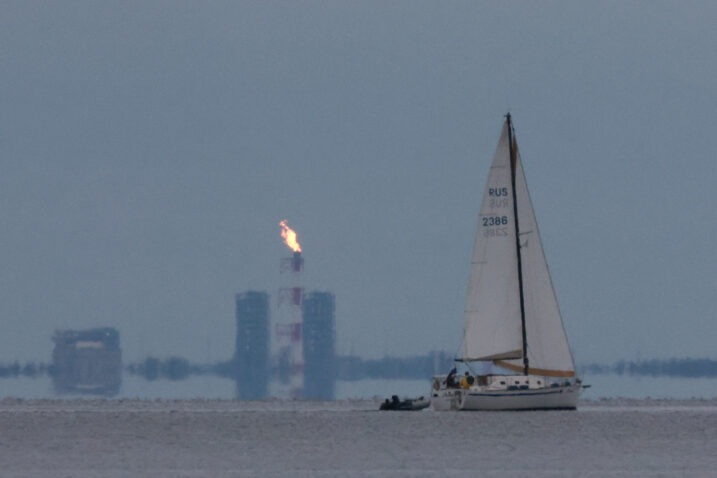 Rusi pale 1.000 eura plina na sat na baklji u Portovayi, jer nemaju gdje s plinom / Foto Reuters