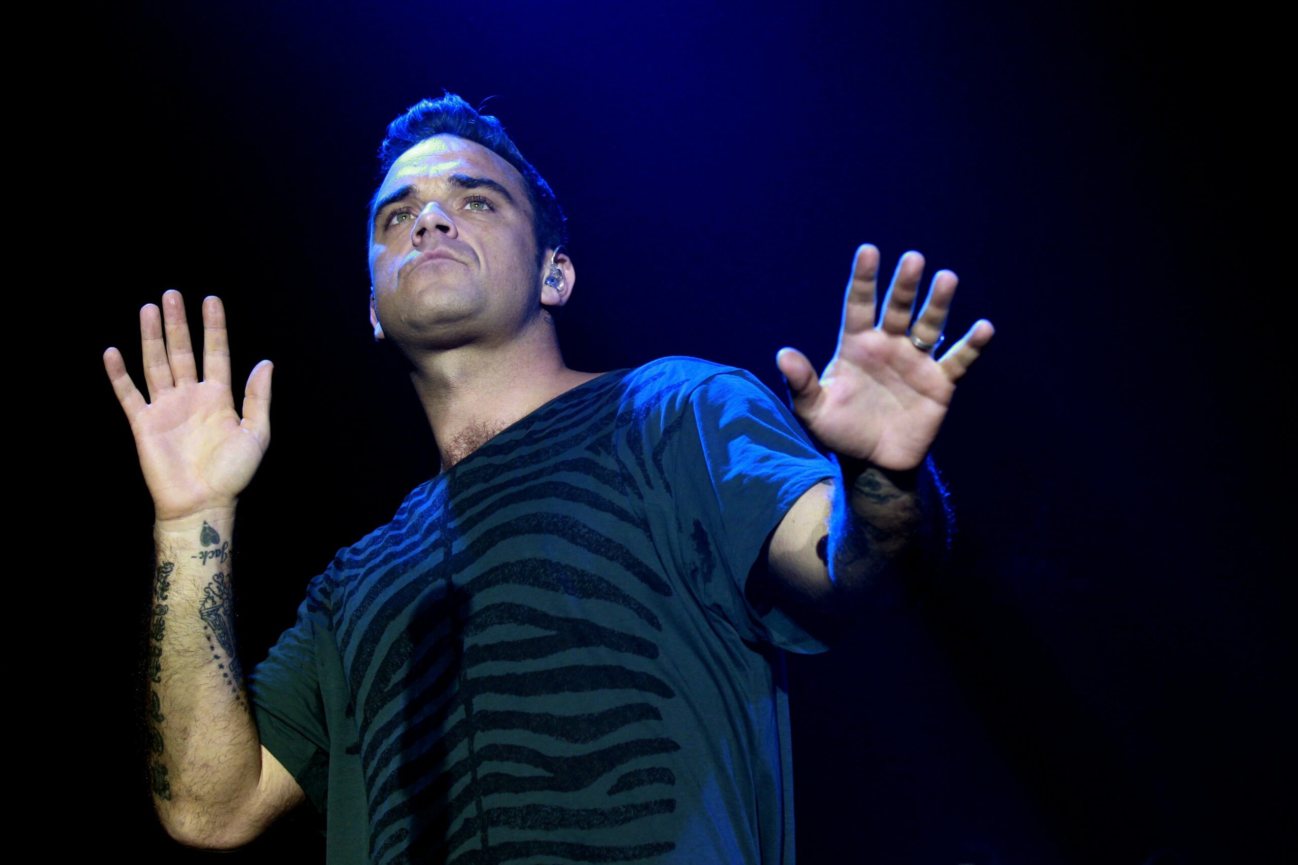 Молодой Robbie Williams на сцене