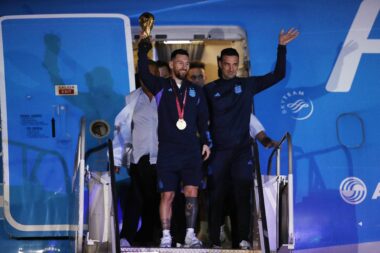 Leo Messi i Leonel Scaloni na izlasku iz zrakoplova po dolasku u Buenos Aires/Foto REUTERS