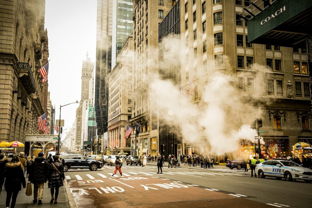 Para Iz šahti Prepoznatljiv Je Znak New Yorka. Znate Li Otkuda Zapravo ...