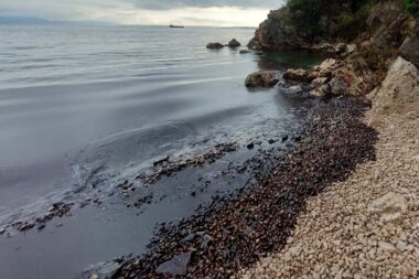 Mazut iz TE Rijeka onečistio je plaže u Kostreni