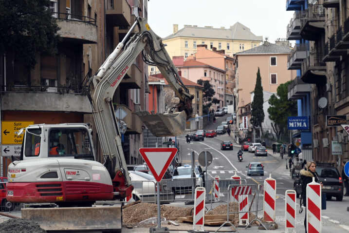 Vozači iz Vukovarske ne mogu ravno prema Ulici Pomerio / Snimio Marko GRACIN