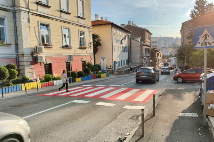 Novi pješački prijelaz u Vukovarskoj ulici riješen je malom komunalnom akcijom / Foto Grad Rijeka