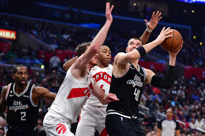 Ivica Zubac i Jakobom Poeltl, te Scottie Barnes/Foto REUTERS