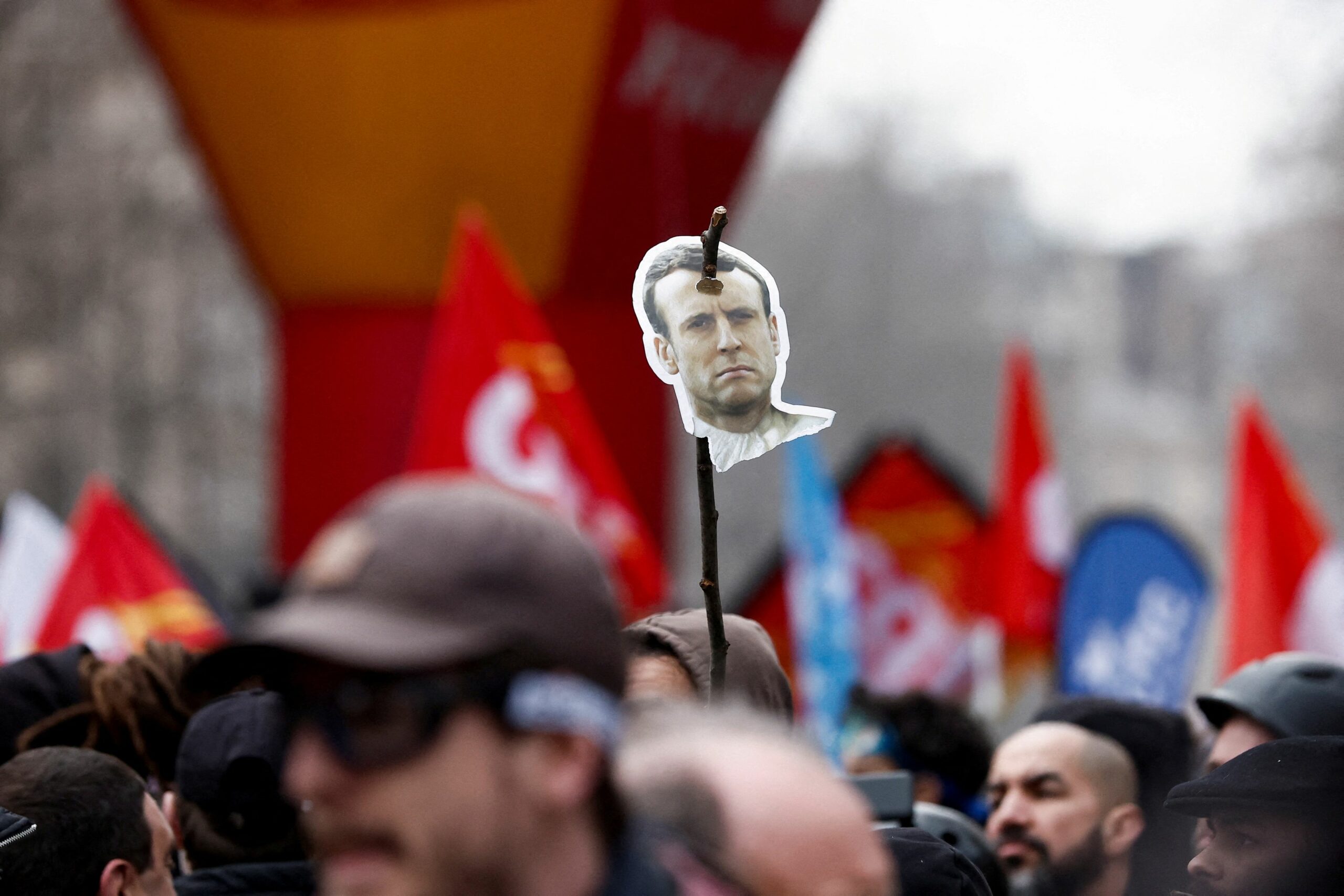 Франция роспуск парламента. Митинги во Франции. Протесты во Франции. Забастовки во Франции. Протесты во Франции 2023.