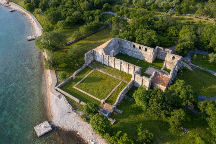 Gradina Solin iznad uvale Martinšćica najstarija prapovijesna naseobina koja se sad dokumentira i istražuje na otvorenom od Istre pa sve do Nina, Foto: TZ Omišalj