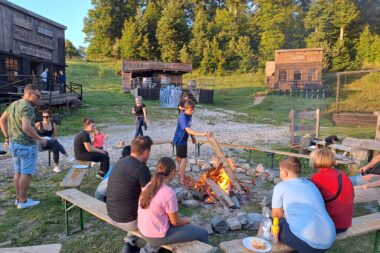 Pripremanje logorske vatre mnogima je otvorilo apetit / Snimila Danijela MIHELČIĆ