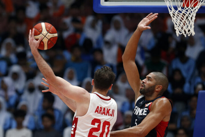 Wael Arakji (Libanon) i Nicolas Batum (Francuska)/Foto REUTERS