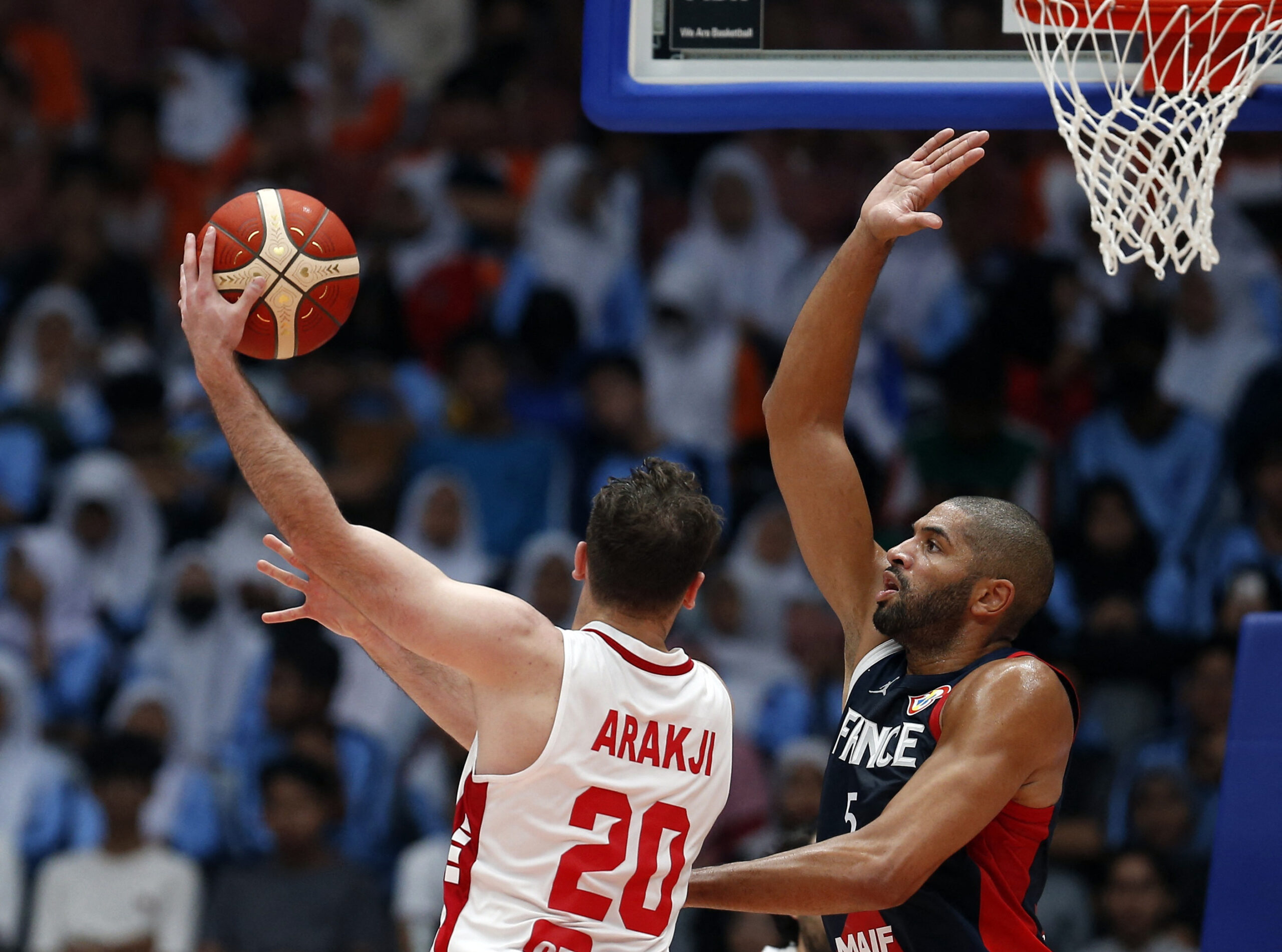 Wael Arakji (Libanon) i Nicolas Batum (Francuska)/Foto REUTERS