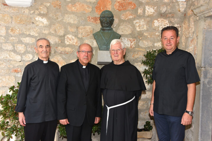 Dinko Deželić, Franjo Velčić, Ljudevit Maračić i Vitomir Glavaš pred bistom mons. Bommarcu u klaustru samostana Foto: Walter Salković