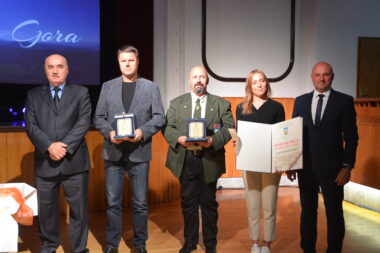 Ivica Janež (krajnje lijevo) i Mišel Šćuka (desno) s dobitnicama godišnjih nagrada - Branko Liker (TSK Ravnogorac), Tihomir Marković (Puhački orkestar Ravna Gora) i Iris Despotović Foto Marinko Krmpotić