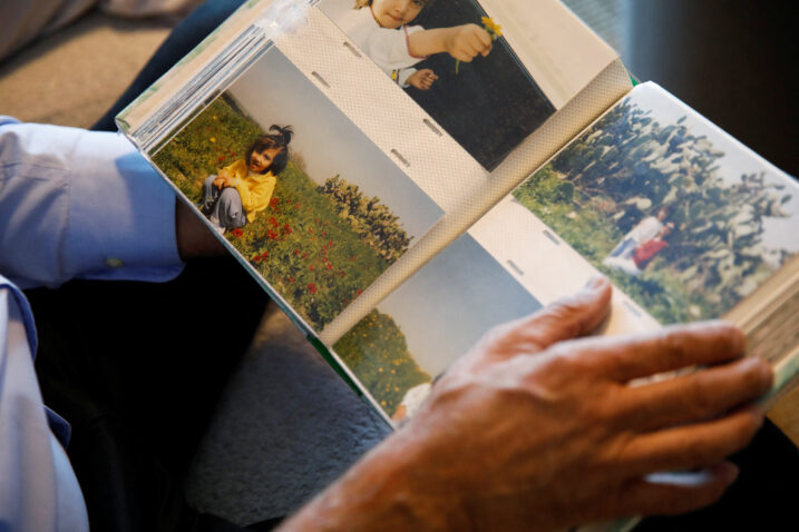 Yakov Argamani pokazuje fotografije svoje otete kćeri / Reuters