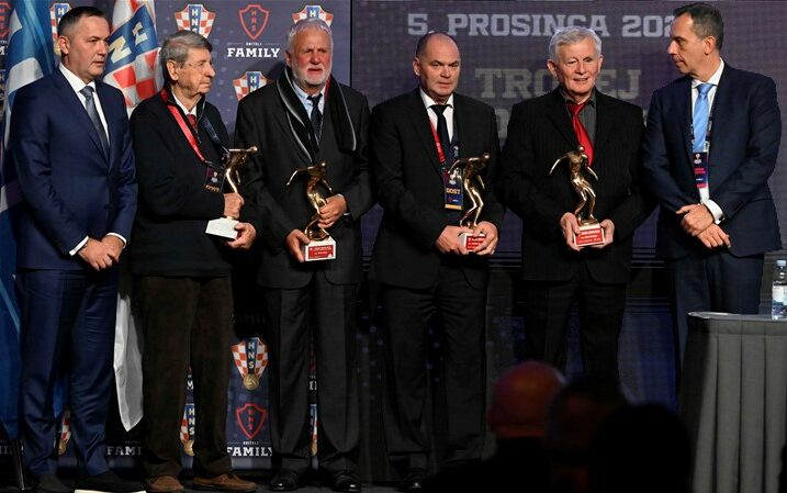 Predsjednik Marijan Kustić s nagrađenim zaslužnicima/Foto Drago Sopta/HNS