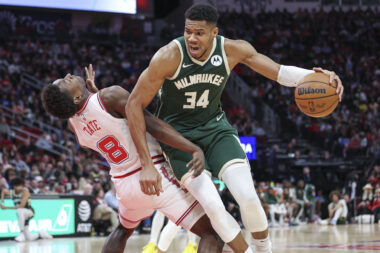 Giannis i Jae'Sean Tate/Foto REUTERS