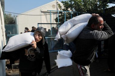 Palestinci nose vreće s brašnom koje im je podijelila UNRWA / Foto Reuters