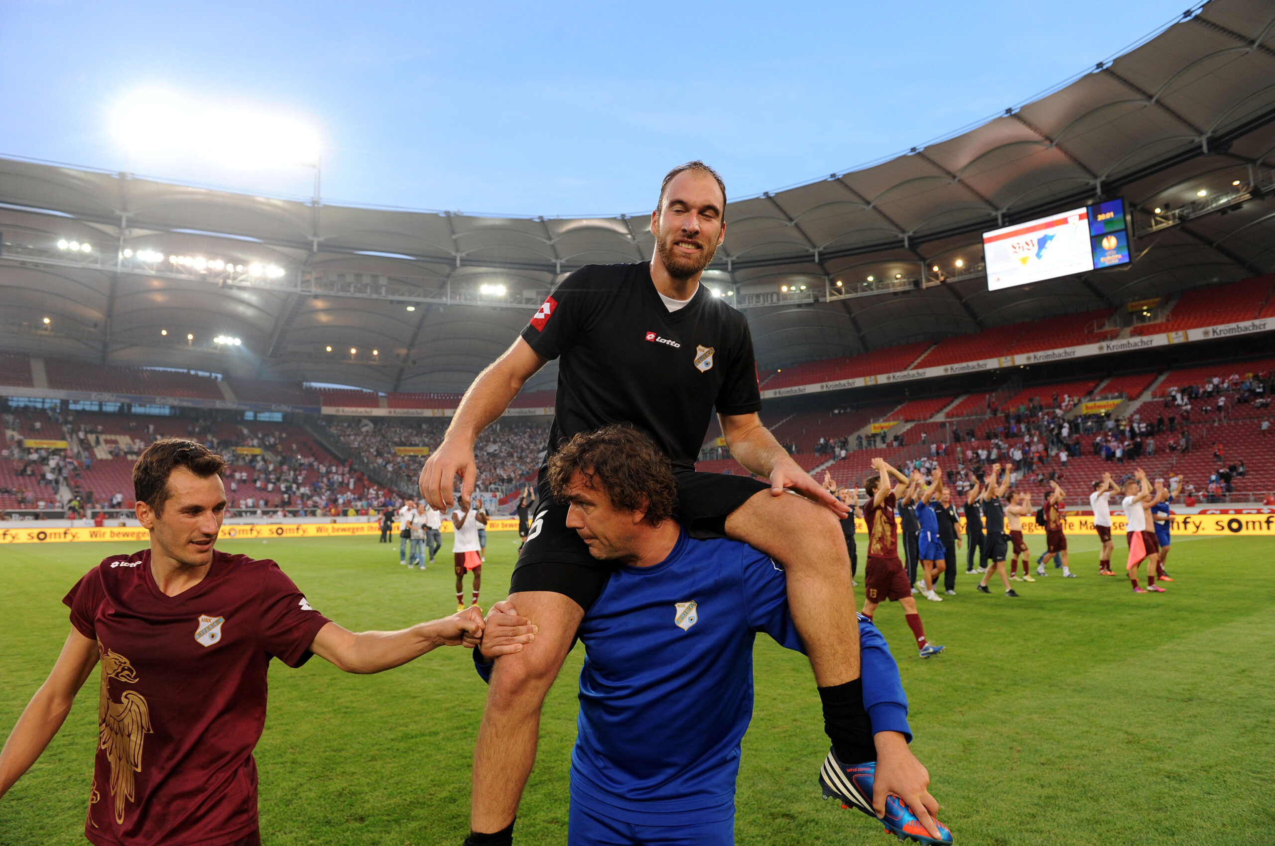Ivan Vargić na ramenima svojega trenera Siniše Ćalete nakon utakmice na Mercedes Benz Areni/Foto Arhiva NL