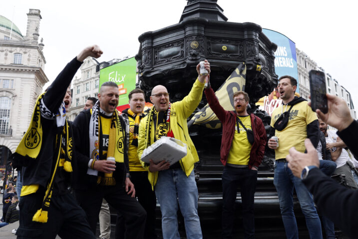 Navijači Borussije na Piccadillyju jutro uoči finala/Foto REUTERS