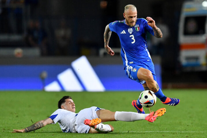 Federico Dimarco bježi Denisu Huseinbašiću/Foto REUTERS