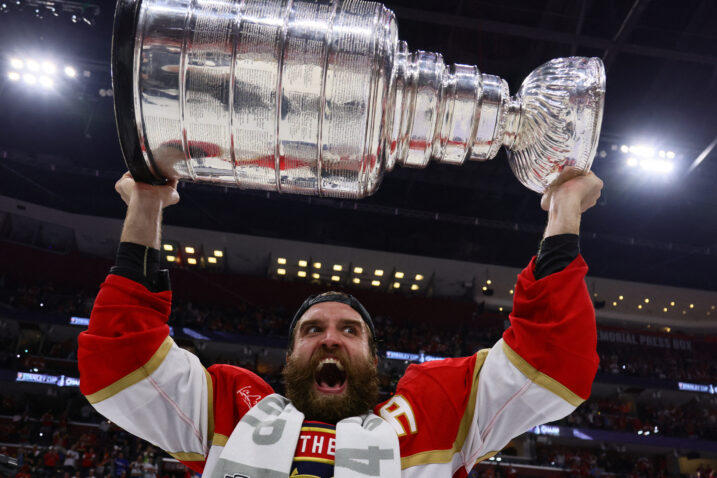 Aaron Ekblad, branič Panthersa, sa Stanley Cupom/Foto REUTERS