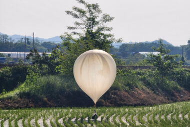 Balon u kojem je smeće i izmet leti nad Južnom Korejom / Foto Reuters