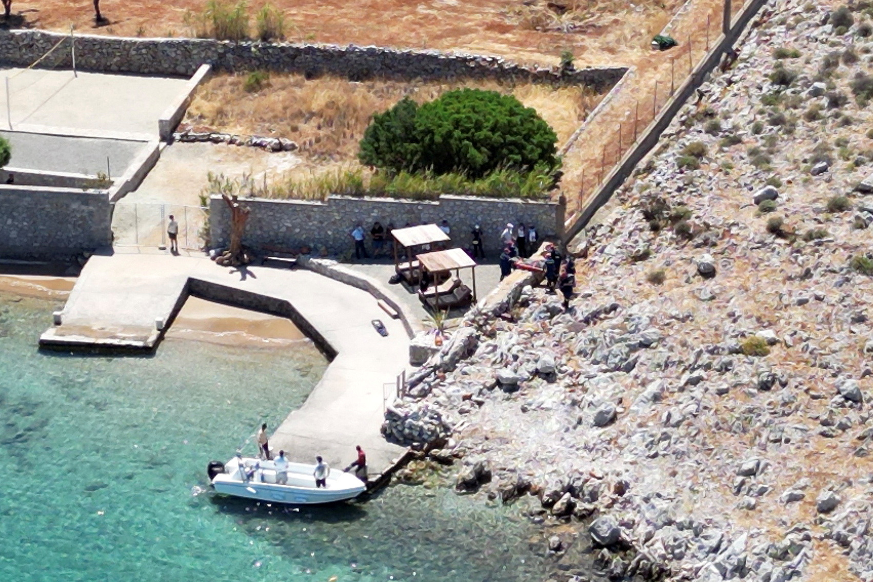 Dronom je snimljen spasilački tim kako prenosi tijelo poznatog TV doktora na otoku Symi / Reuters