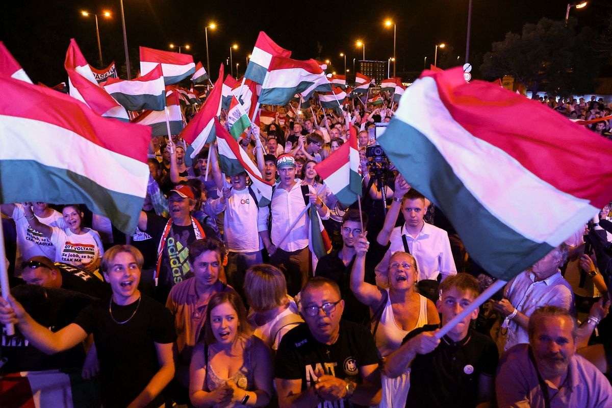 Mađari koji podržavaju Petra Magyara snimljeni na velikom skupu u Budimpešti / Foto Reuters