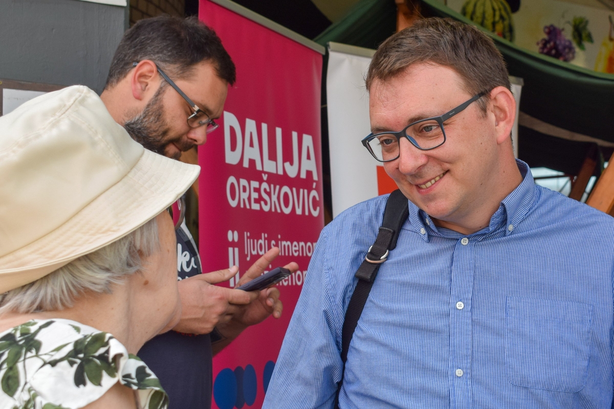 Bojan Glavašević snimljen kako razgovara s biračicom tijekom kampanje za europske izbore / Foto SDP Hrvatske