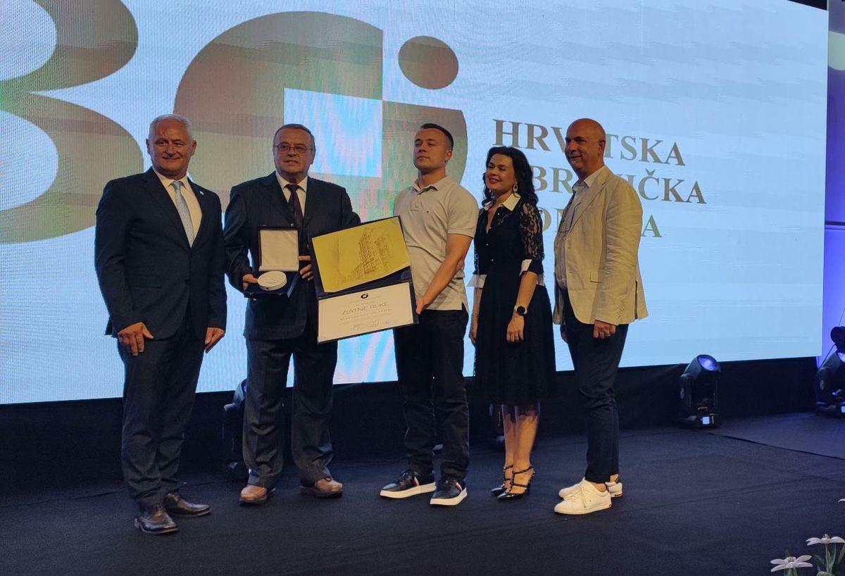 Aleksandar Volarić priznanje je dobio na svečanoj Akademiji u povodu 30. godišnjice HOK-a / Foto HOK