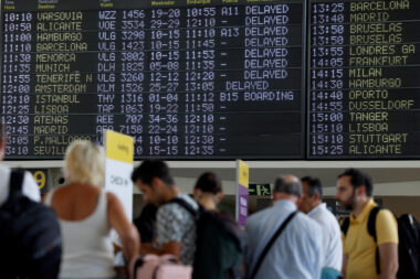 Putnici čekaju pred popisom odgođenih letova u zračnoj luci u Bilbau u Španjolskoj / Reuters