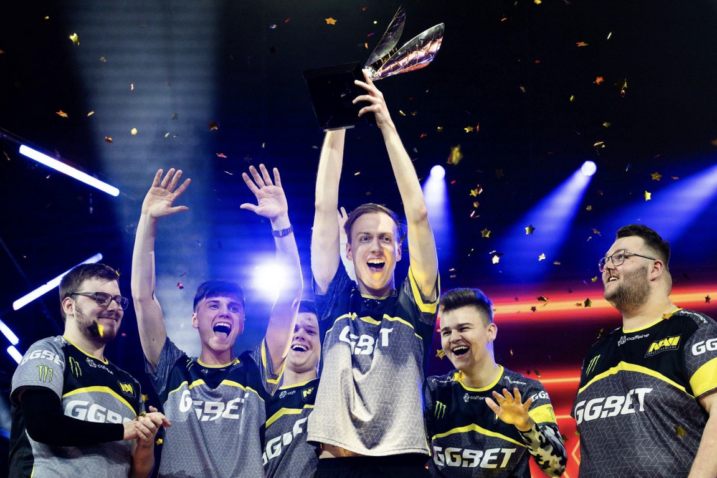 Leon Pesić neLo s ekipom Natus Vincere i trofejem Rainbow Six ProLeague 2019. godine u Japanu