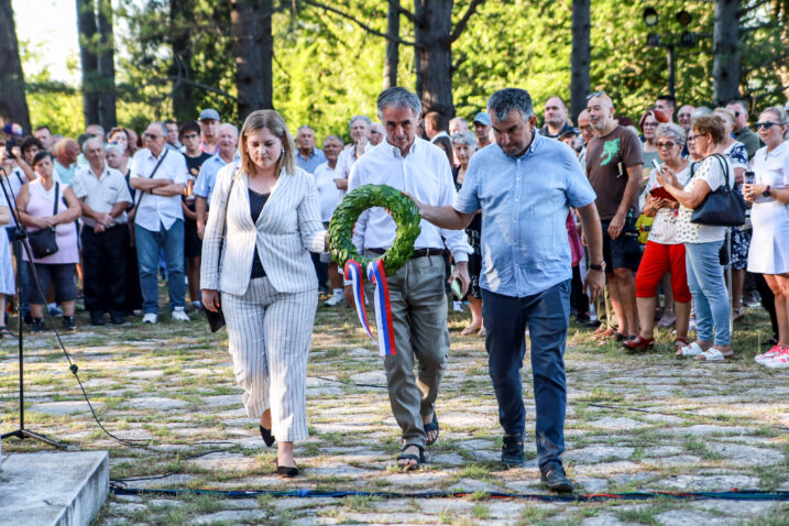 Polaganje vjenaca na spomenik ustanicima / Foto M. KOMINA