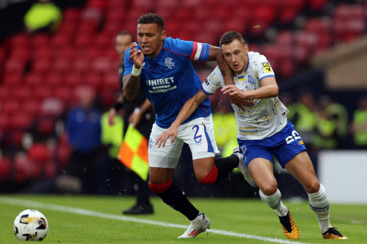 James Tavernier (Rangers) i Vladislav Kabaiev (Dinamo Kijev)/Foto REUTERS