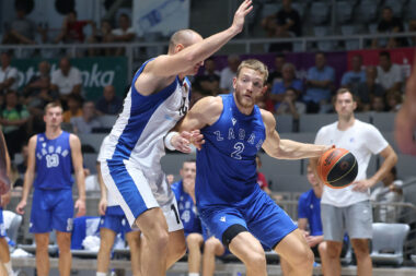 Dominic Gilbert u dvoboju s Marinom Đugumom/Foto Z. KUCELIN/KK ZADAR