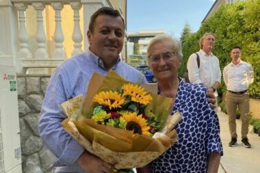 Slavljenici je među prvima 100. rođendan čestitao dobrinjski načelnik Neven Komadina / Foto Mladen Trinajstić