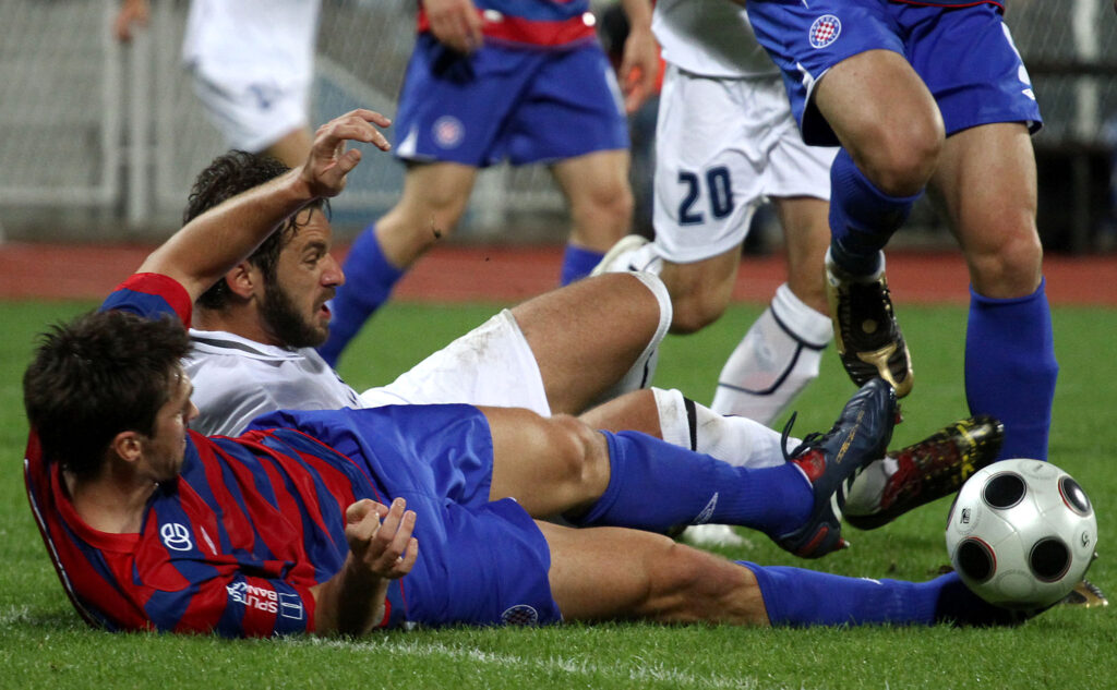 Radomir Đalović i Hrvoje Vejić u duelu tijekom derbija 2010. godine/Foto Arhiva NL